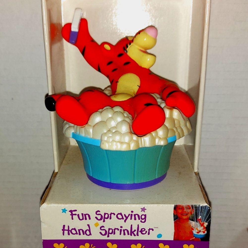 Vintage! Tigger - Fun Spraying Hand Sprinlker Disney Winnie The Pooh. NEW IN BOX